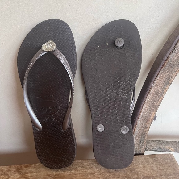 HAVAIANAS Flip Flops Embellished W/Crystal Hearts on Each Sandal 37-38 Preowned - Picture 4 of 12